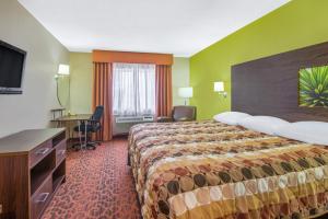 King Room - Non-Smoking room in Super 8 by Wyndham Portales