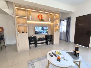 Bukit Indah 12 Pax Landed Homestay Near Aeon By STAY