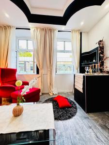 Lovely Stay 2BR Apt Next to AKH