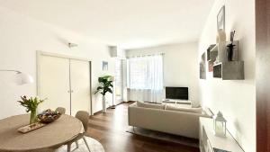 Luxury apartment with view (1min from lakecenter)