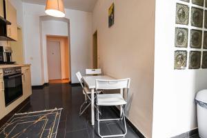 Near Danube and Lorenz Böhler - Stylish Private Rooms with Shared Garden, TV & WIFI