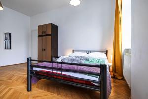 Near Danube and Lorenz Böhler - Stylish Private Rooms with Shared Garden, TV & WIFI