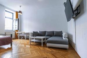 Near Danube and Lorenz Böhler - Stylish Private Rooms with Shared Garden, TV & WIFI