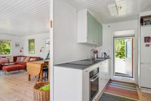 Hyggeligt Sommerhus I Skøn Natur Ved Øer Strand