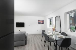 Modern Spacious 1Bed with Allocated Parking, Fast Wi-Fi, Private Garden, and Fast Access to Train and Bus Stations