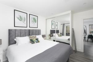 Modern Spacious 1Bed with Allocated Parking, Fast Wi-Fi, Private Garden, and Fast Access to Train and Bus Stations