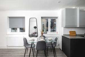 Modern Spacious 1Bed with Allocated Parking, Fast Wi-Fi, Private Garden, and Fast Access to Train and Bus Stations