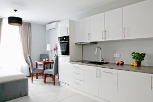 Elegant City Center Apartment 7B