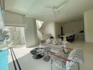 Luxury Pool Villa - Water Slide, Karaoke, Bilard, PS5, Smart TVs, Parking, Close to City Center