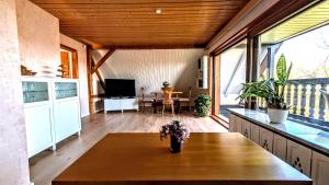 Wohnung am Wald in ruhiger Siedlung Panoramafenster zum höchsten Kunstwerk der Welt 5 Min zur Autobahn oder Zentrum