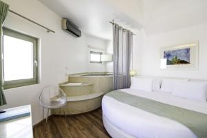 Honeymoon Suite with Private Jetted Tub room in La Mer Deluxe Hotel & Spa