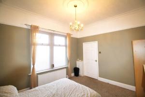 Large Bungalow - 3 Beds 2 Baths - Very Large Enclosed Garden - Dogs Stay Free
