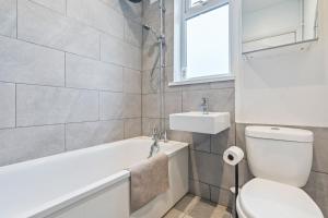 New 3 Bedroom Gem, Central, 3 Car Drive, Contractor Stay