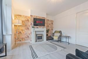 New 3 Bedroom Gem, Central, 3 Car Drive, Contractor Stay