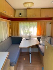Karavan Pod Lipami