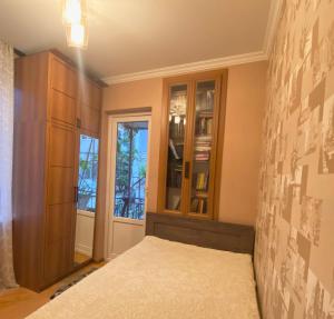 A spacious apartment on Tsereteli Avenue with 3 bedrooms and a balcony, for 4-6 guests