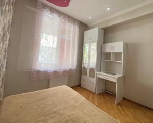 A spacious apartment on Tsereteli Avenue with 3 bedrooms and a balcony, for 4-6 guests