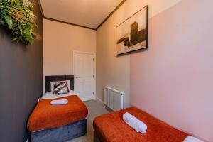 Two three Bedroom Flats in the same Building Sleep 16 Guests