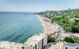 Modern 1-bed with pool & seaview