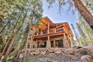 New creek side chateau guest suite! Booking for Ski Season NOW! With hot tub!