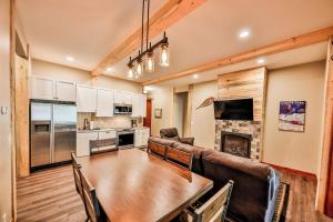 New creek side chateau guest suite! Booking for Ski Season NOW! With hot tub!