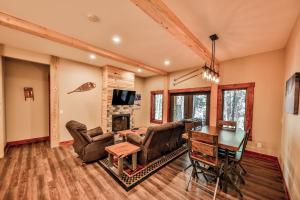 New creek side chateau guest suite! Booking for Ski Season NOW! With hot tub!