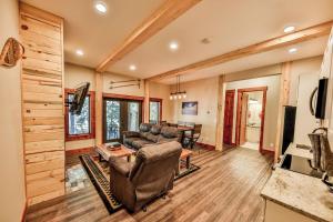 New creek side chateau guest suite! Booking for Ski Season NOW! With hot tub!