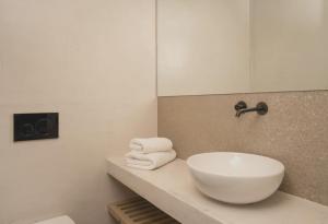 Pavlos Apartment Modern