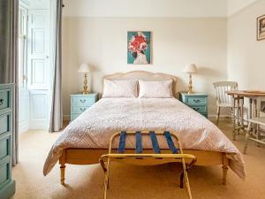 Elegant Georgian Apartment with Park View in Perth