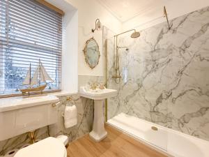 Elegant Georgian Apartment with Park View in Perth