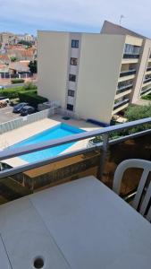 Un Date Love au bord de la Piscine