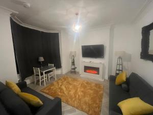 Coastal Retreat, Rhos-on-Sea, 1-Min Walk to Beach