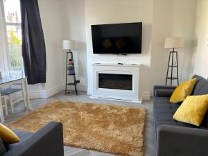 Coastal Retreat, Rhos-on-Sea, 1-Min Walk to Beach