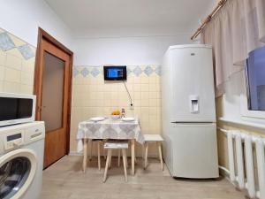 є СВІТЛО, Електрика та Опалення 24-7, Велика трикімнатна квартира з 4 ліжками, ванною і кондиціонером, є зарядна станція EcoFlow, Мережа Alex Apartmen