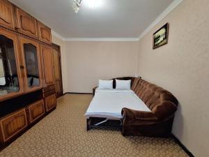 є СВІТЛО, Електрика та Опалення 24-7, Велика трикімнатна квартира з 4 ліжками, ванною і кондиціонером, є зарядна станція EcoFlow, Мережа Alex Apartmen