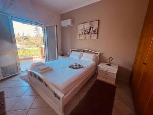 Bruskos Holiday Deluxe