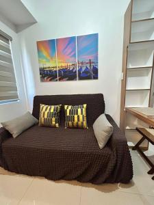 Lux 2BR Sky Condo with 24-hr Security, Fully Airconditoned Basement Parking