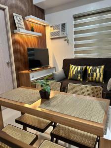 Lux 2BR Sky Condo with 24-hr Security, Fully Airconditoned Basement Parking