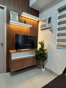 Lux 2BR Sky Condo with 24-hr Security, Fully Airconditoned Basement Parking