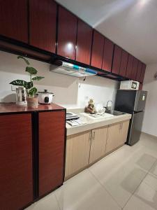 Lux 2BR Sky Condo with 24-hr Security, Fully Airconditoned Basement Parking