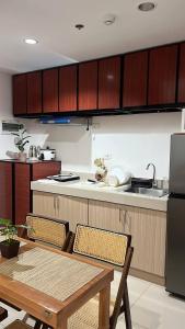 Lux 2BR Sky Condo with 24-hr Security, Fully Airconditoned Basement Parking