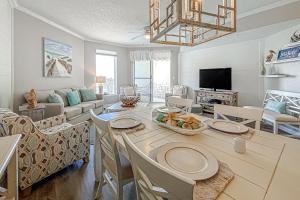 Beautifully decorated oceanfront condo with resort pool & huge walk-in showers