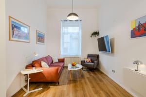 Anywhere On Foot - Steps from Hotel Moscow