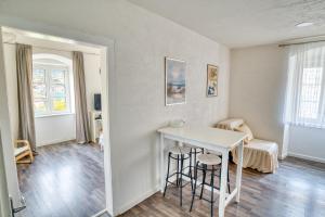 Bright, Romantic & Super Stylish Old Town Flat with Seaview & Shared Terrace