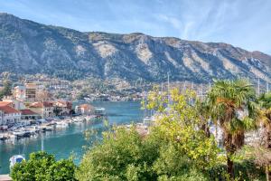 Bright, Romantic & Super Stylish Old Town Flat with Seaview & Shared Terrace