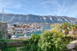 Bright, Romantic & Super Stylish Old Town Flat with Seaview & Shared Terrace