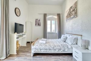 Bright, Romantic & Super Stylish Old Town Flat with Seaview & Shared Terrace