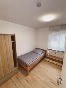 Schlafen an der Donau, zentral nahe Legoland und Stadtmitte, Flussblick - Perfekt für Familien, Geschäftstreffen, Monteure und weiteres