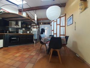 2 pièces lumineux style loft dans le quartier haut