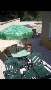 T2 avec terrasse fermée aperçu mer calme colline proche plages Almanarre